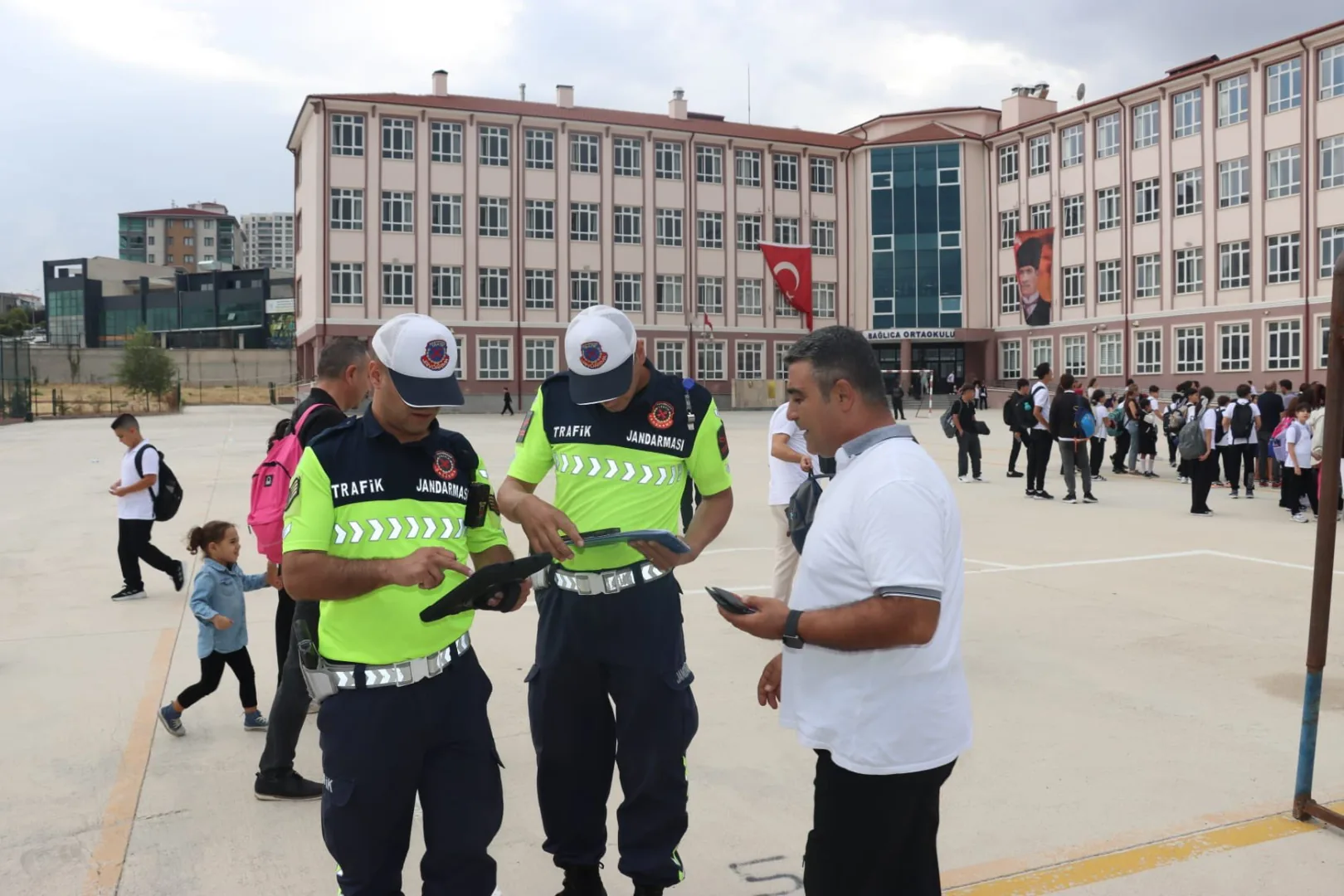 Ankara&rsquo;da okul &ccedil;evrelerinde 20 g&uuml;nde yaklaşık 20 bin kişi sorgulandı