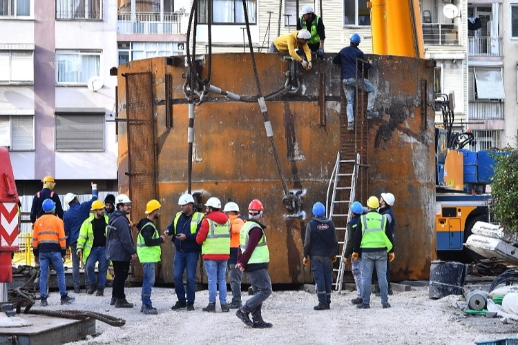 İzmir'de dev makine yeni rotası için taşınacak