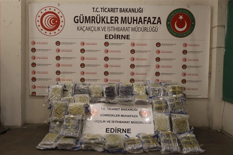 G&uuml;mr&uuml;klerde ka&ccedil;ak&ccedil;ılığa ağır darbe! Dev operasyonda 1,7 milyar TL&rsquo;lik yakalama