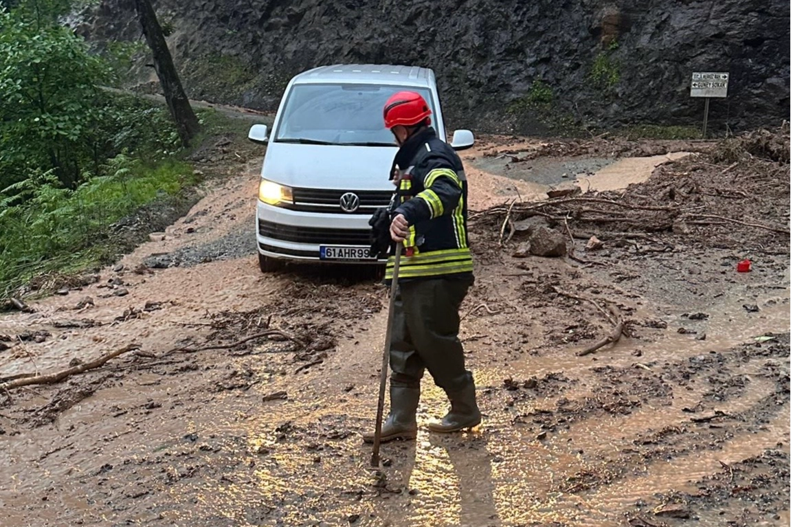 Trabzon Araklı&rsquo;da sel mağdurlarına itfaiye yardımı