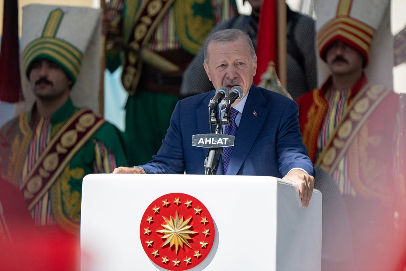 Cumhurbaşkanı Erdoğan&rsquo;dan Ahlat&rsquo;ta mesaj... Ter&ouml;rs&uuml;z T&uuml;rkiye'de yeni d&ouml;nem başlayacak