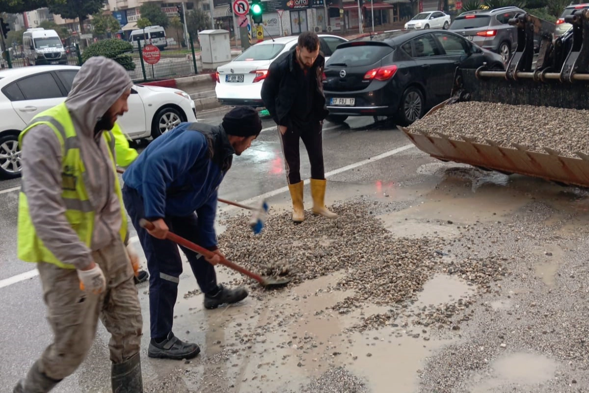 Antalya&rsquo;da yağış sonrası zamanında m&uuml;dahale