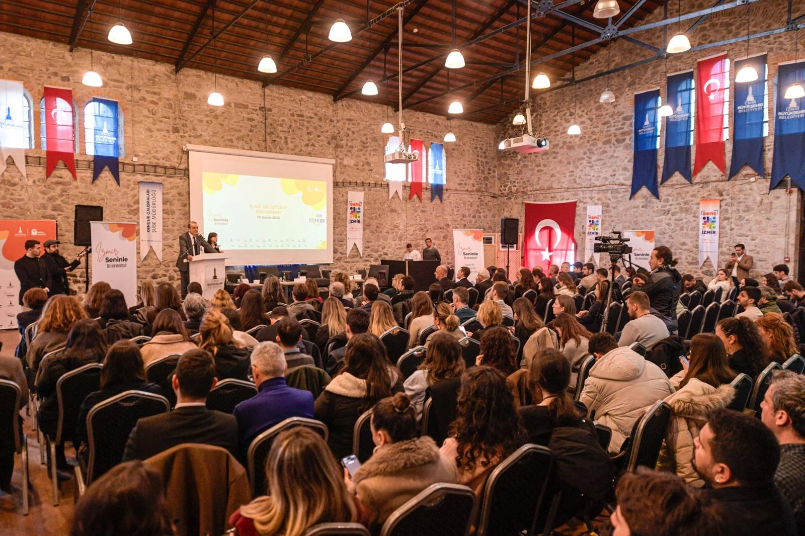 İzmir&rsquo;de gen&ccedil;ler ile iş d&uuml;nyası aynı masada