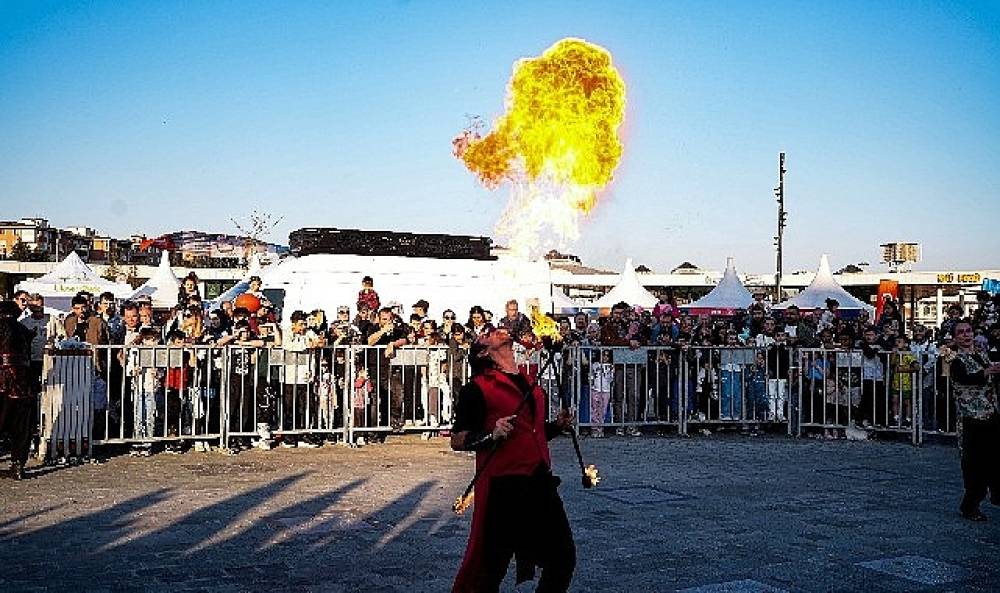 Havada u&ccedil;an alevler hayranlıkla izlendi