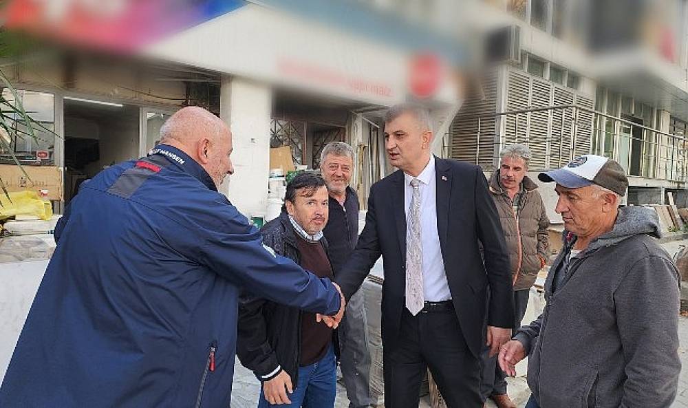 Gölcük Belediye Başkanı Ali Yıldırım Sezer, vatandaşlar ve esnafla bir araya gelerek ilçede devam eden çalışmalar hakkında bilgiler verdi.