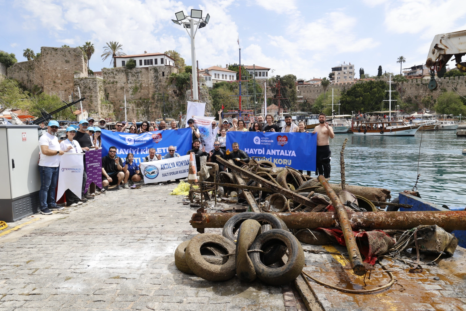 Antalya&rsquo;da deniz dip temizliği... 5 ton &ccedil;&ouml;p &ccedil;ıkartıldı