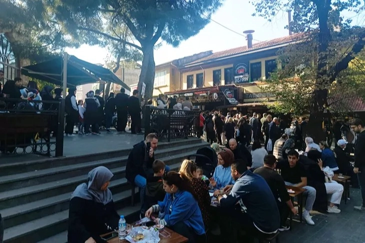 Bursa’da tahinli pide kuyruğu! Yemek için dakikalarca bekliyorlar