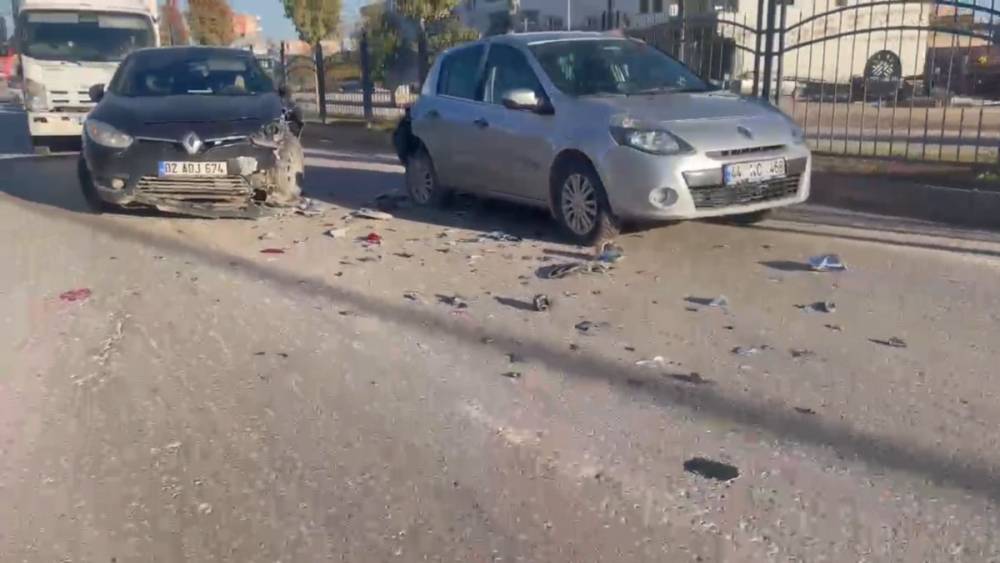 Adıyaman yeni hal kavşağında trafik kazası: Ani fren çarpışmaya neden oldu 