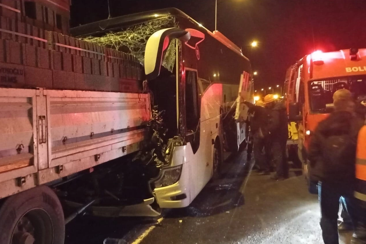 Anadolu Otoyolu'nda yolcu otob&uuml;s&uuml; TIR'a &ccedil;arptı: 1 &ouml;l&uuml;, 3 yaralı