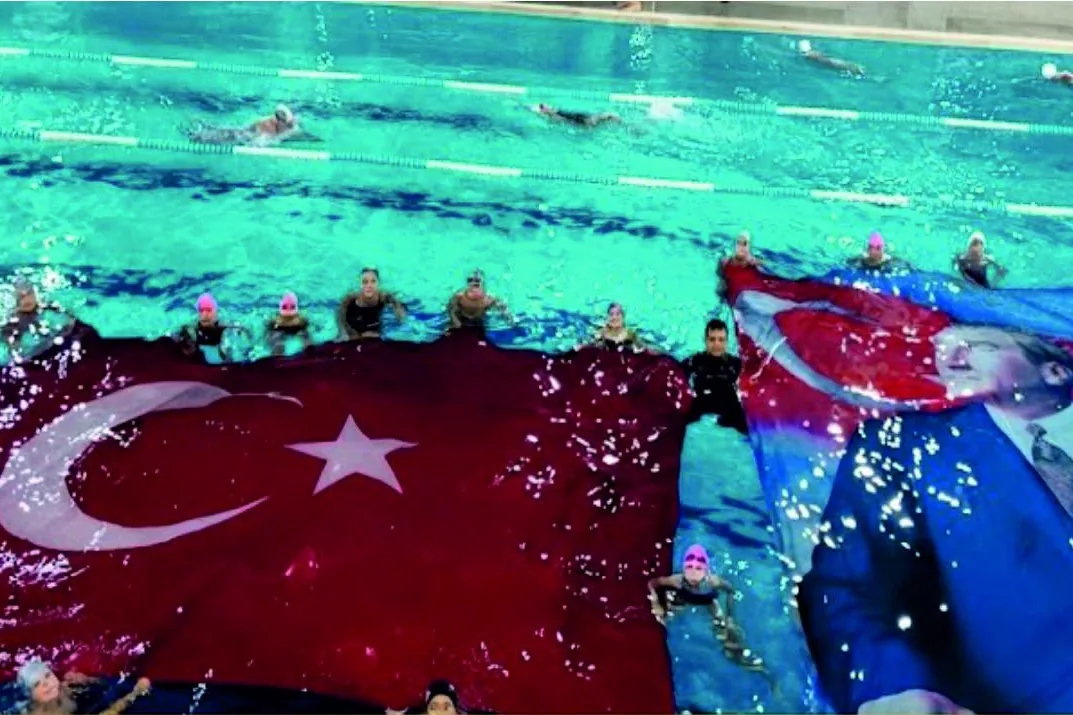 Uzunk&ouml;pr&uuml;'de su &uuml;st&uuml;nde Cumhuriyet gururu