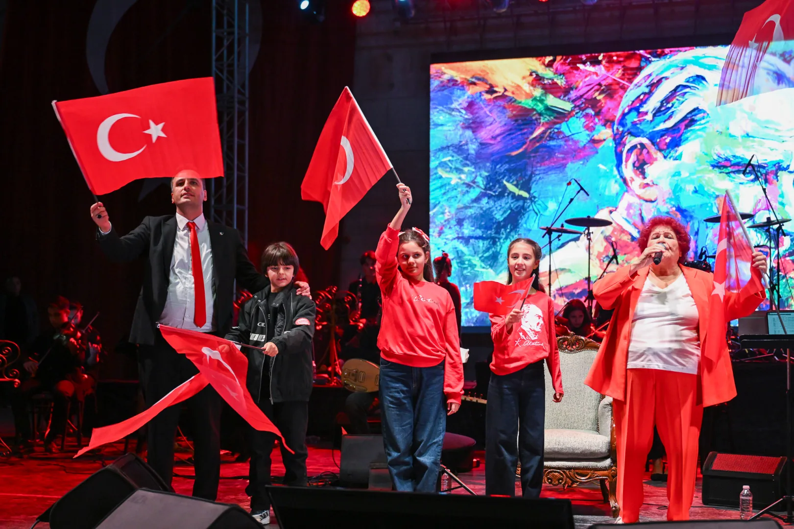 Bornova&rsquo;da Cumhuriyet coşkusu Selda Bağcan konseriyle zirveye &ccedil;ıktı