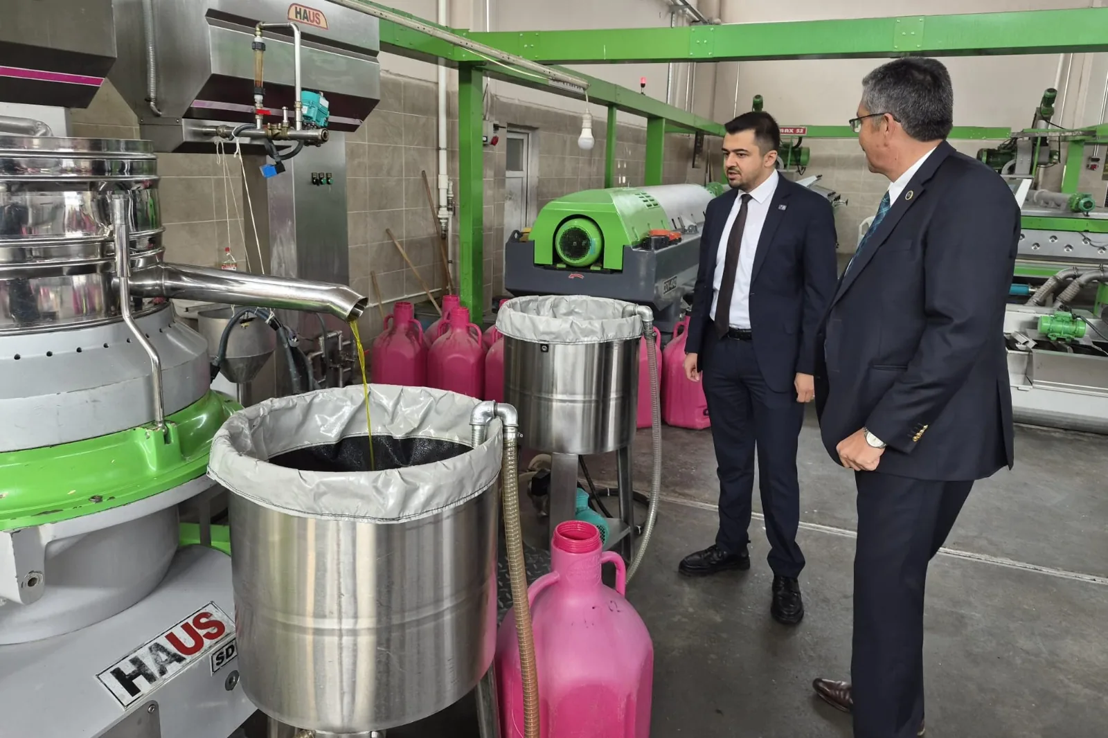Manisa'da zeytin &uuml;reticisi isyanda