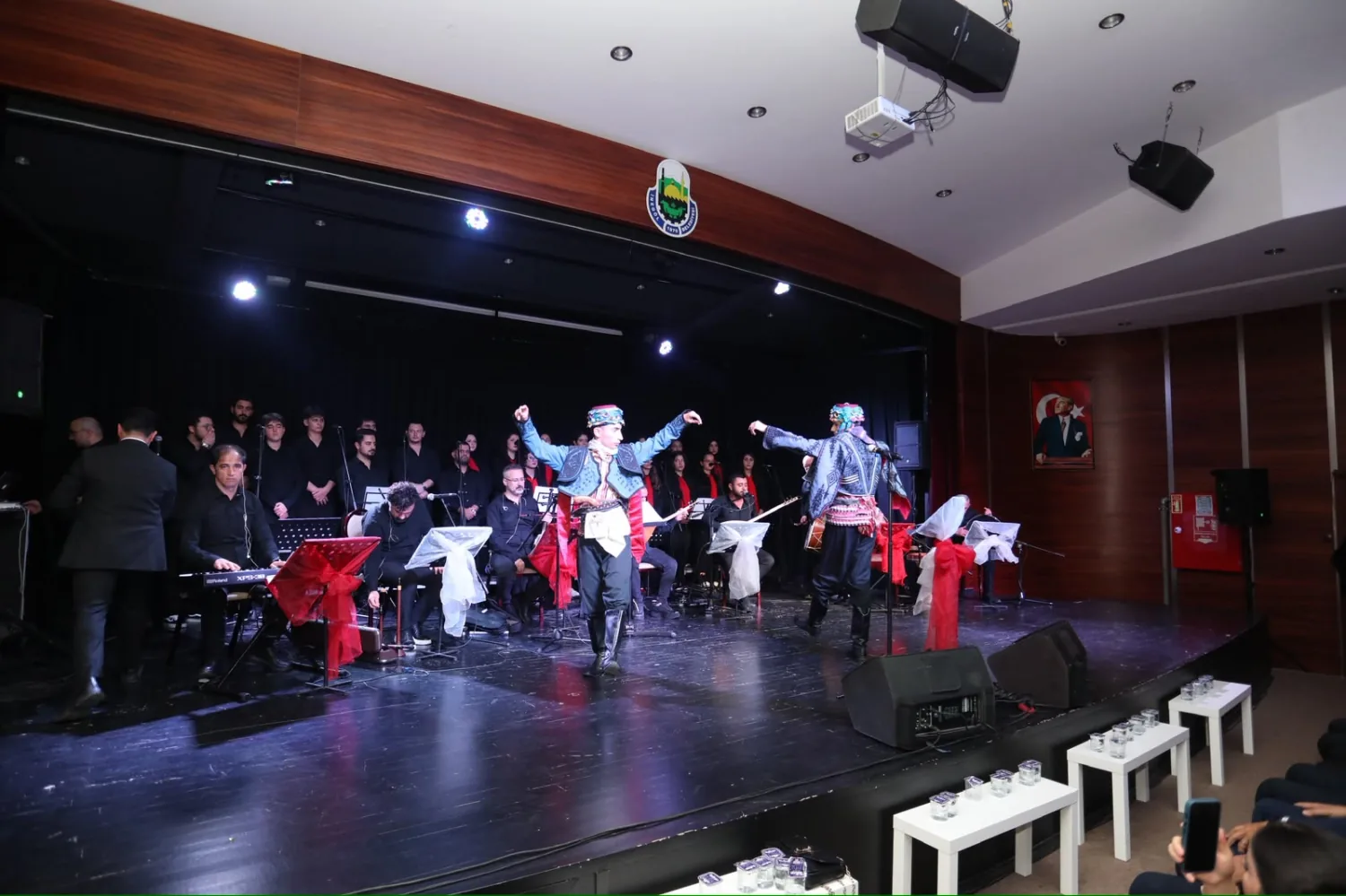 Bursa İneg&ouml;l'de Gen&ccedil;lik Korosu'ndan Cumhuriyet'e &ouml;zel konser