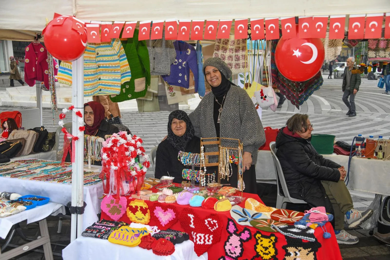 Bursa Osmangazi'de kadın girişimciler Cumhuriyet Sokağı&rsquo;na renk kattı