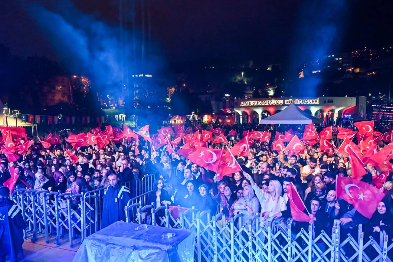 Bursa Cumhuriyet ritminde tek y&uuml;rek oldu