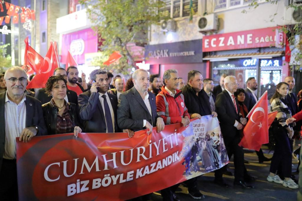 Gemlik’te Cumhuriyet Coşkusu: 29 Ekim Yürüyüşü ve Konserlerle Unutulmaz Kutlama