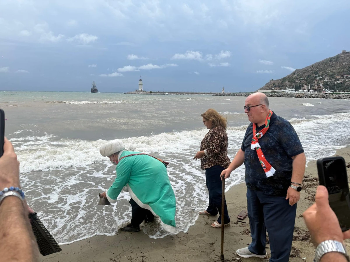 Alanya Kitap Fuarı&rsquo;na katılan Nasreddin Hoca, Akdeniz&rsquo;e maya &ccedil;aldı.