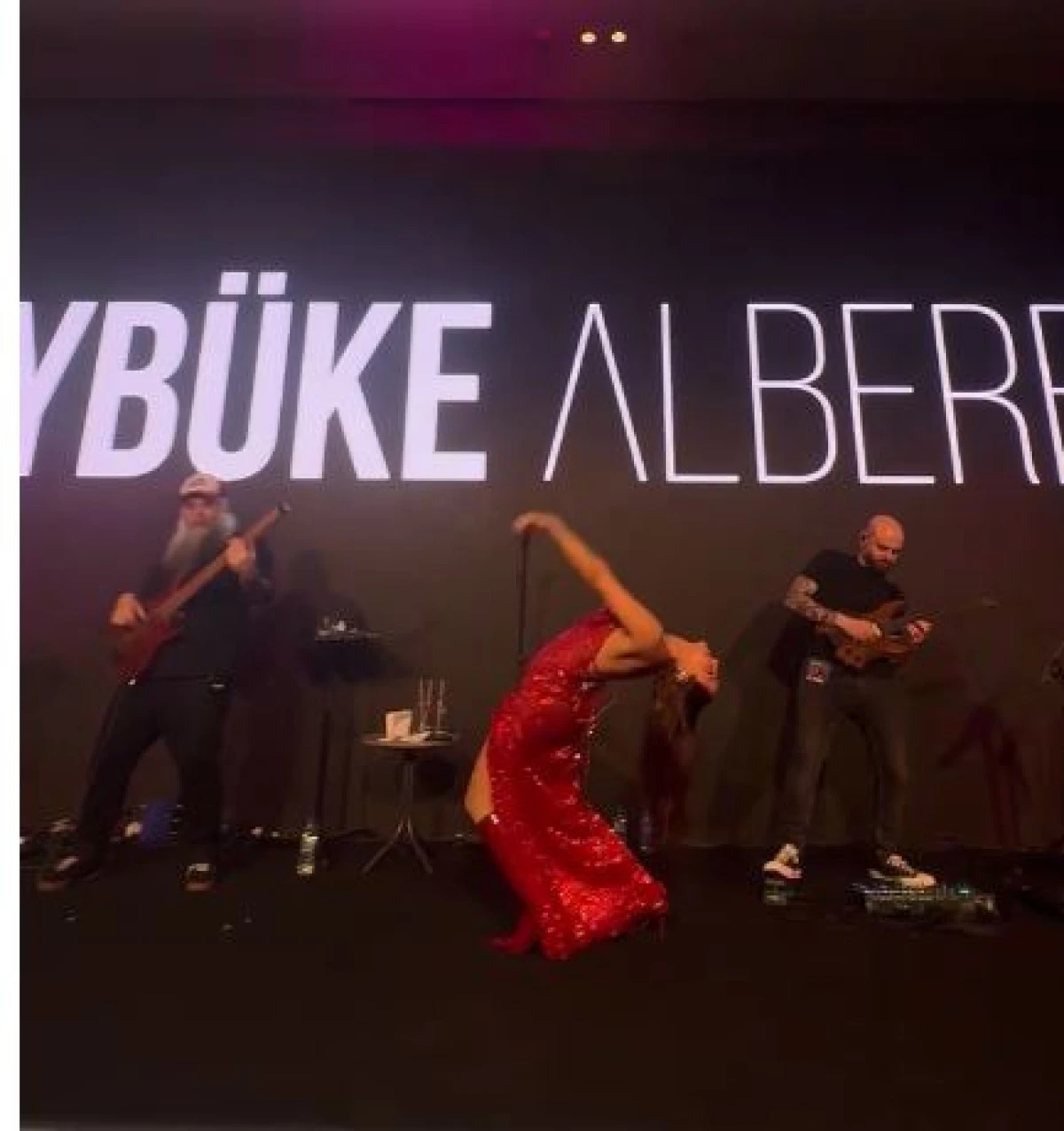 Ayb&uuml;ke Albere Belgrad&rsquo;ı Salladı! Kırmızı Elbisesi ve Sahne Şovuyla Geceye Damga Vurdu- VİDEOLU HABER