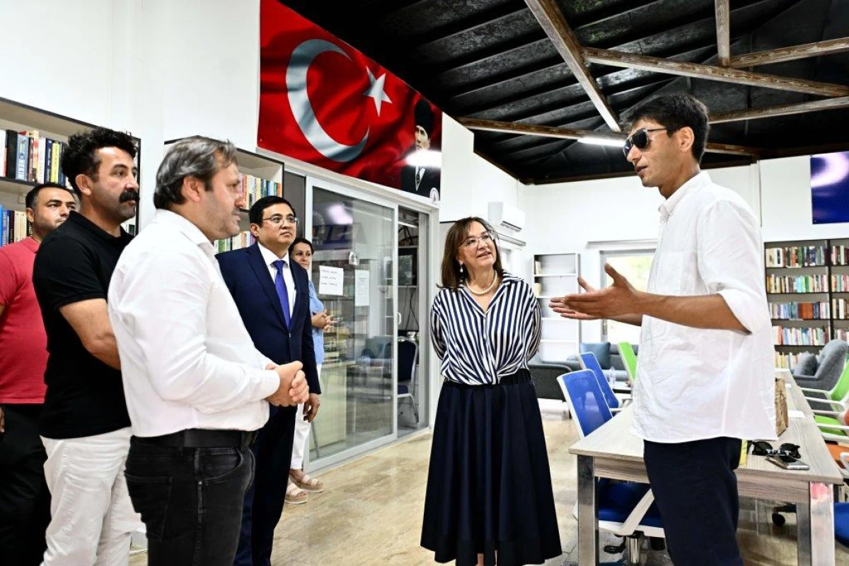 Aytmatov&rsquo;un Mirası Muratpaşa&rsquo;da B&uuml;y&uuml;yor: Unutulmaz Yazarın Ailesinden Anlamlı Bağış