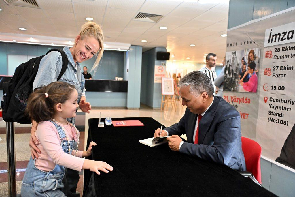 Başkan Uysal, yeni kitabının imza gününde