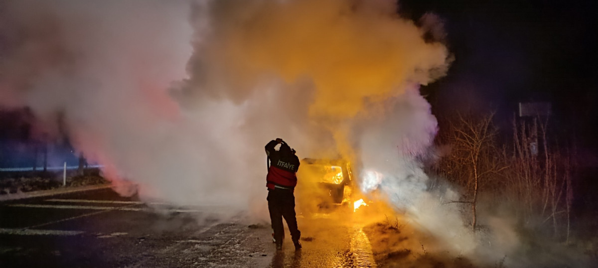 Bilecik’te alev alev yanan araçtan geriye hurda yığını kaldı