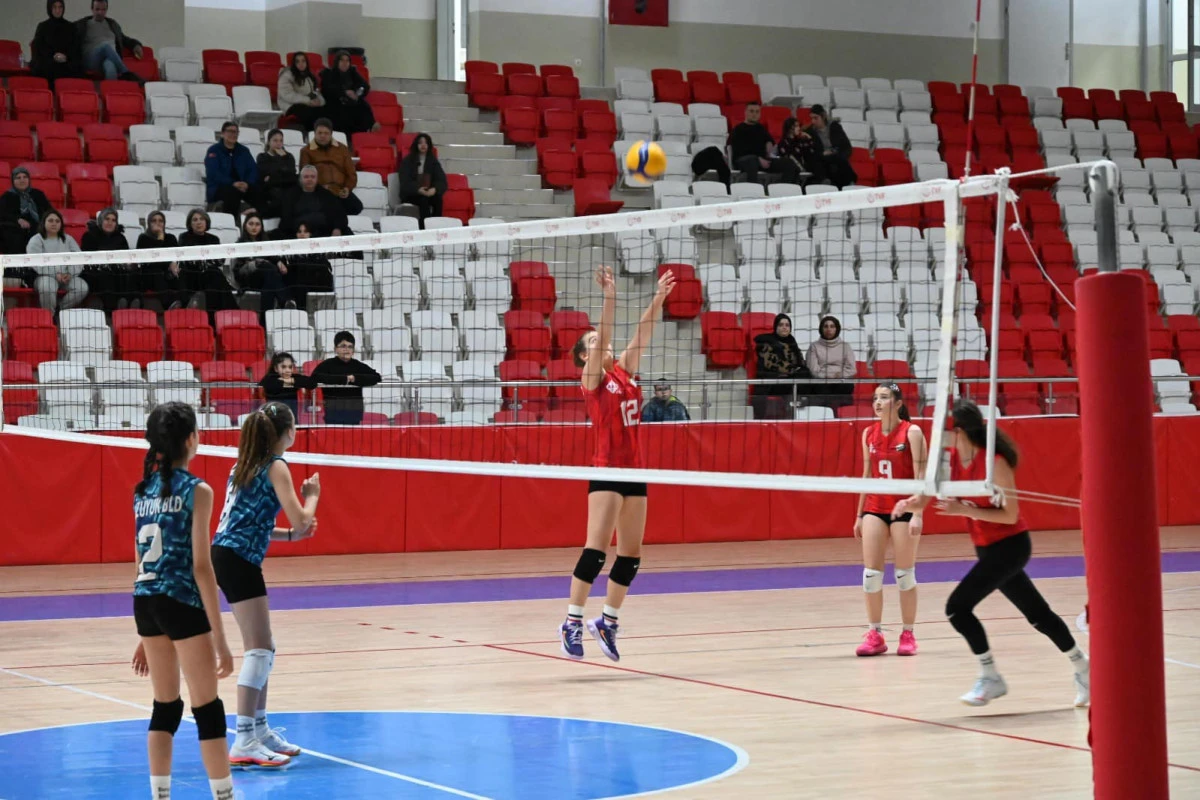 BOZ&Uuml;Y&Uuml;K&rsquo;&Uuml;N GURURU SULTANLAR! BELEDİYE SPOR KUL&Uuml;B&Uuml; VOLEYBOLDA TARİH YAZDI