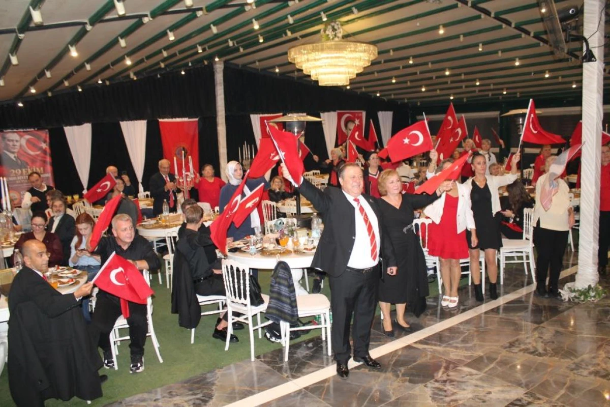 Bursalı Emekliler Cumhuriyetine Sahip &Ccedil;ıkıyor: T&Uuml;ED Uludağ Şubesi'nden G&ouml;rkemli Balo