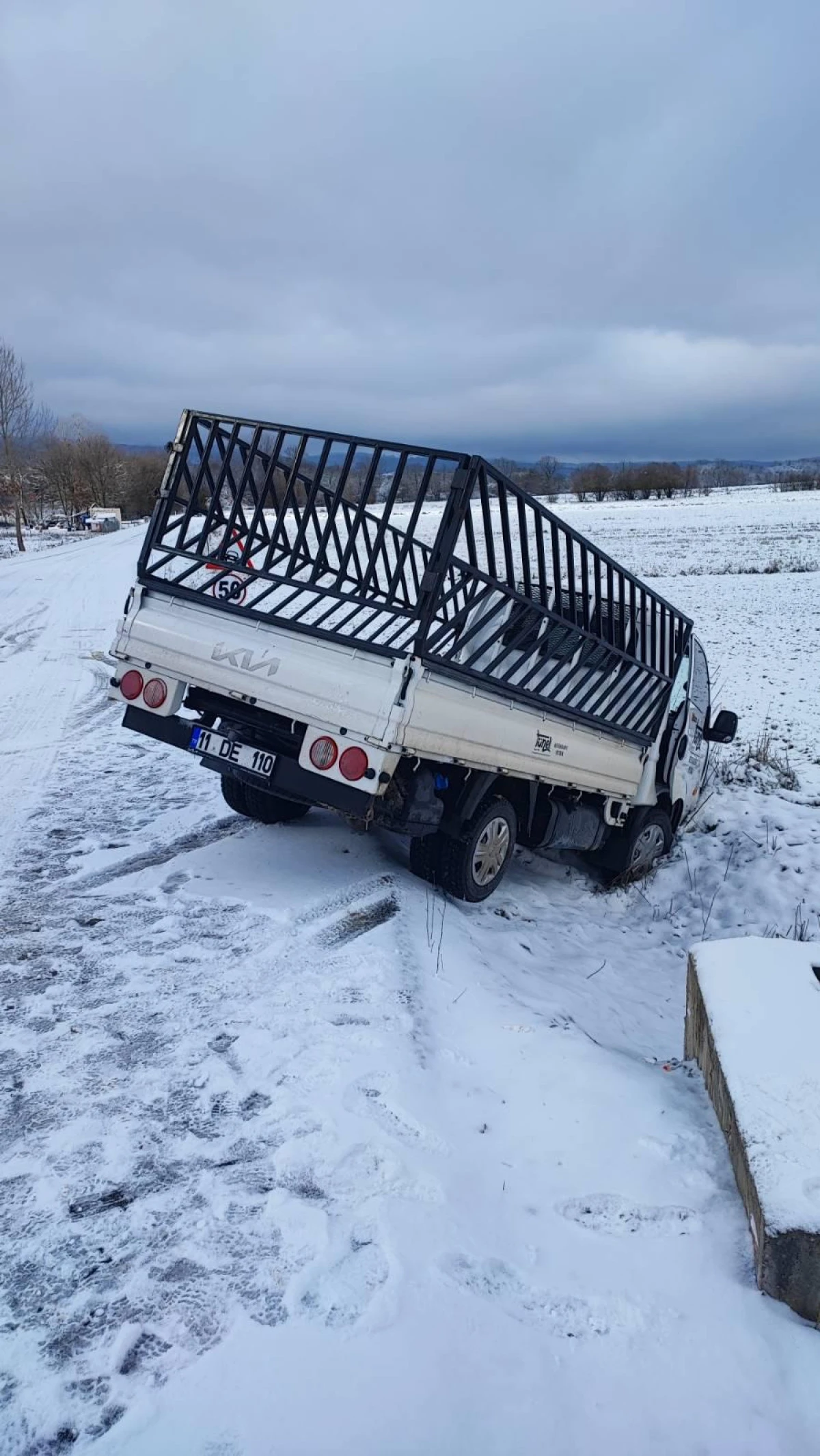BUZLANMA KAZA GETİRDİ: KAMYONET TARLAYA U&Ccedil;TU, 1 YARALI