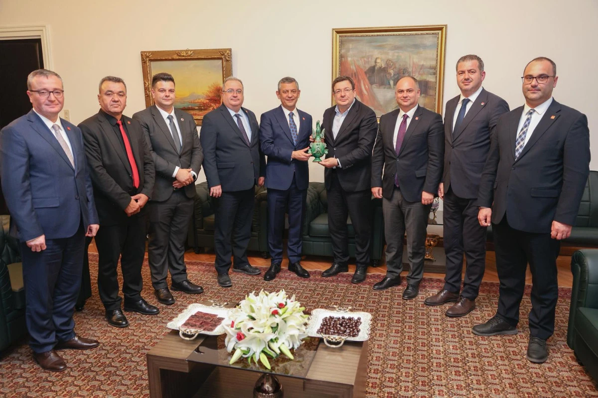 &Ccedil;anakkale Kurultay Delegelerinden Genel Başkan &Ouml;zg&uuml;r &Ouml;zel&rsquo;e Ziyaret