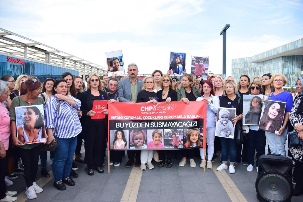 CHP BURSA İL KADIN KOLLARI KATLEDİLEN KADINLAR İÇİN MEYDANLARDA