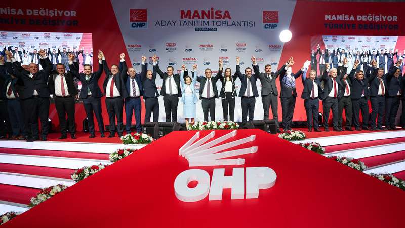 CHP Lideri &Ouml;zg&uuml;r &Ouml;zel, Manisa Aday Tanıtım Toplantısında Konuştu: &ldquo;Erdoğan&rsquo;ın Suni G&uuml;ndemlerinin Peşine Takılmayacağız&rdquo;Videolu Haber