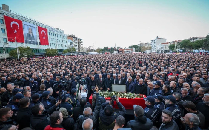 CHP Lideri &Ouml;zg&uuml;r &Ouml;zel, Şehzadeler Belediye Başkanı G&uuml;lşah Durbay'ın Cenaze T&ouml;renine Katıldı- VİDEOLU HABER