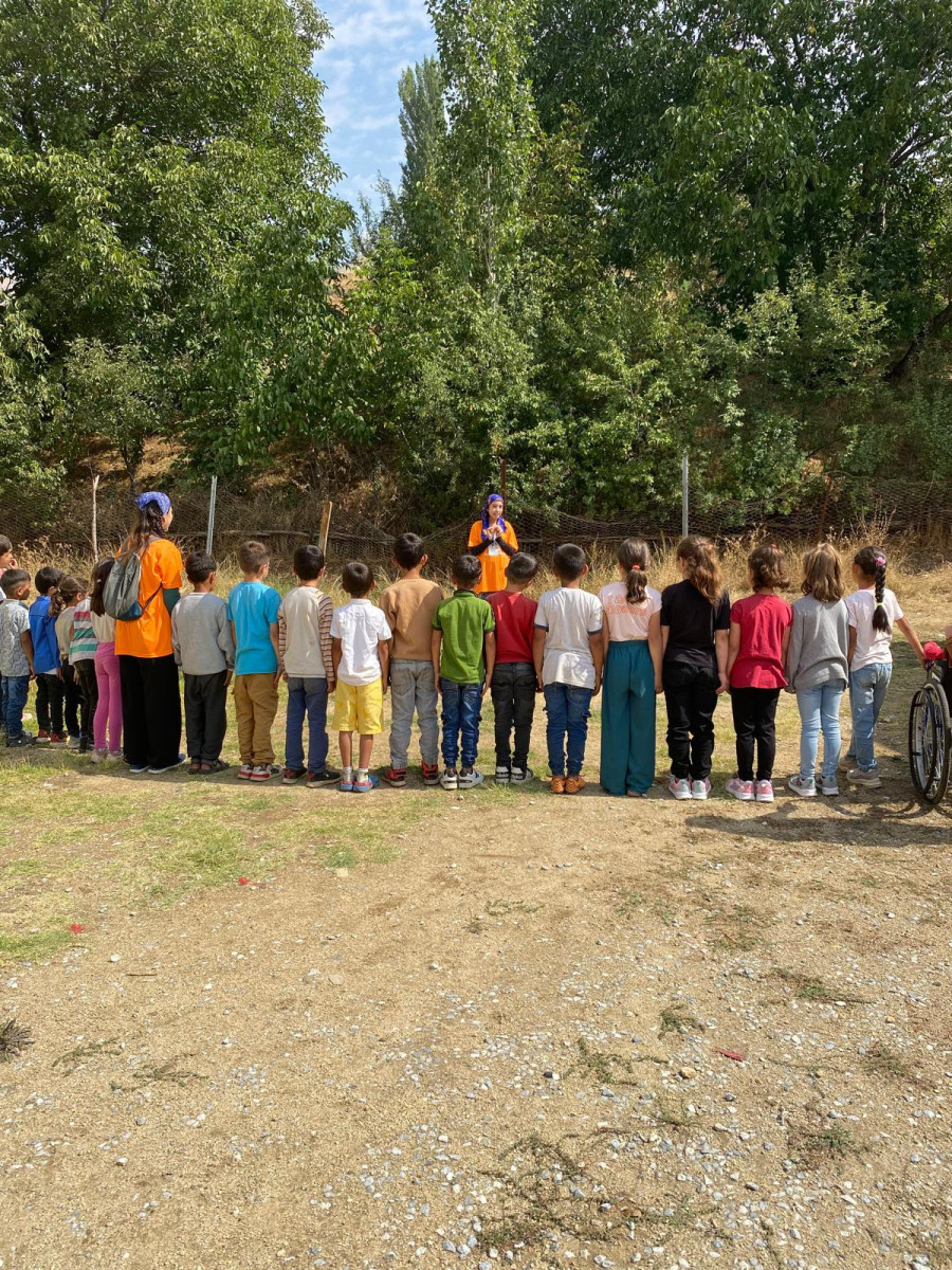 DÜNYA İNSANİ DAYANIŞMA DERNEĞİ BİTLİS’TEKİ İLKOKULUNUN AÇILIŞINDAN ÖNCE TRAVMA VE AİLE ODAKLI PSİKOSOSYAL ÇALIŞMALAR YAPMAK İÇİN KÖYLERDE ATÖLYELER DÜZENLEDİ