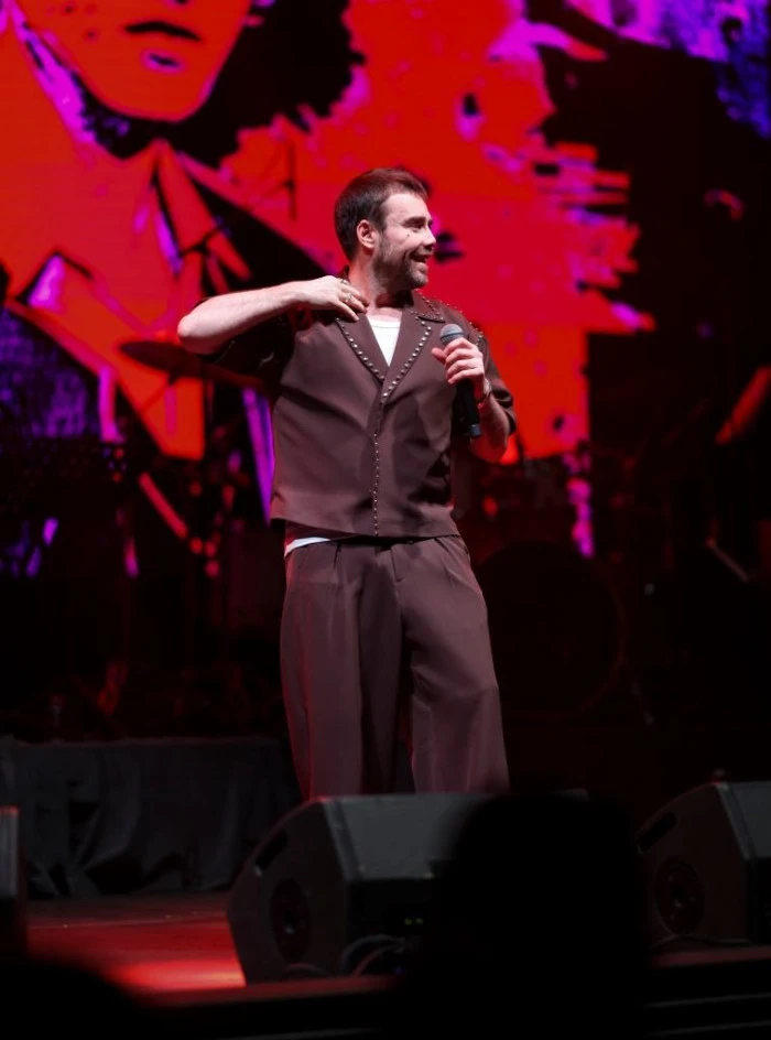 EFSANE GERİ D&Ouml;ND&Uuml;! Murat Dalkılı&ccedil;&rsquo;tan Unutulmaz Sahne D&ouml;n&uuml;ş&uuml;