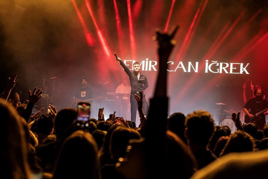 Emir Can İğrek İstanbul’da Jolly Joker Atakent’te Konser Verdi