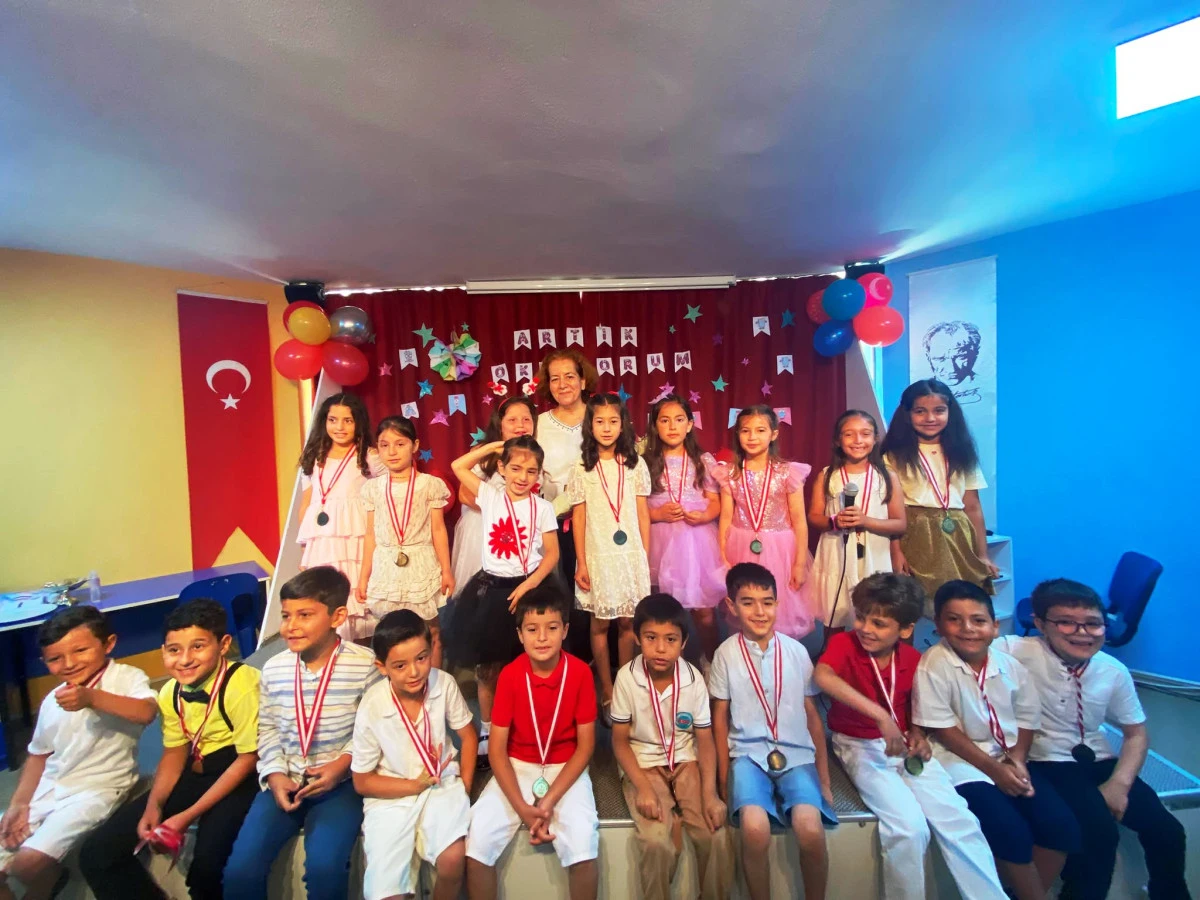 Finike Emin Akın İlkokulu&rsquo;nda Okuma Gururu: 1-G Sınıfı Madalyalarını Aldı!
