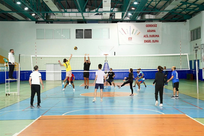 Finike Kaymakam Musa Kazım ÇELİK, 24 Kasım Öğretmenler Günü Nedeniyle Düzenlenen Voleybol Turnuvasına Katıldı