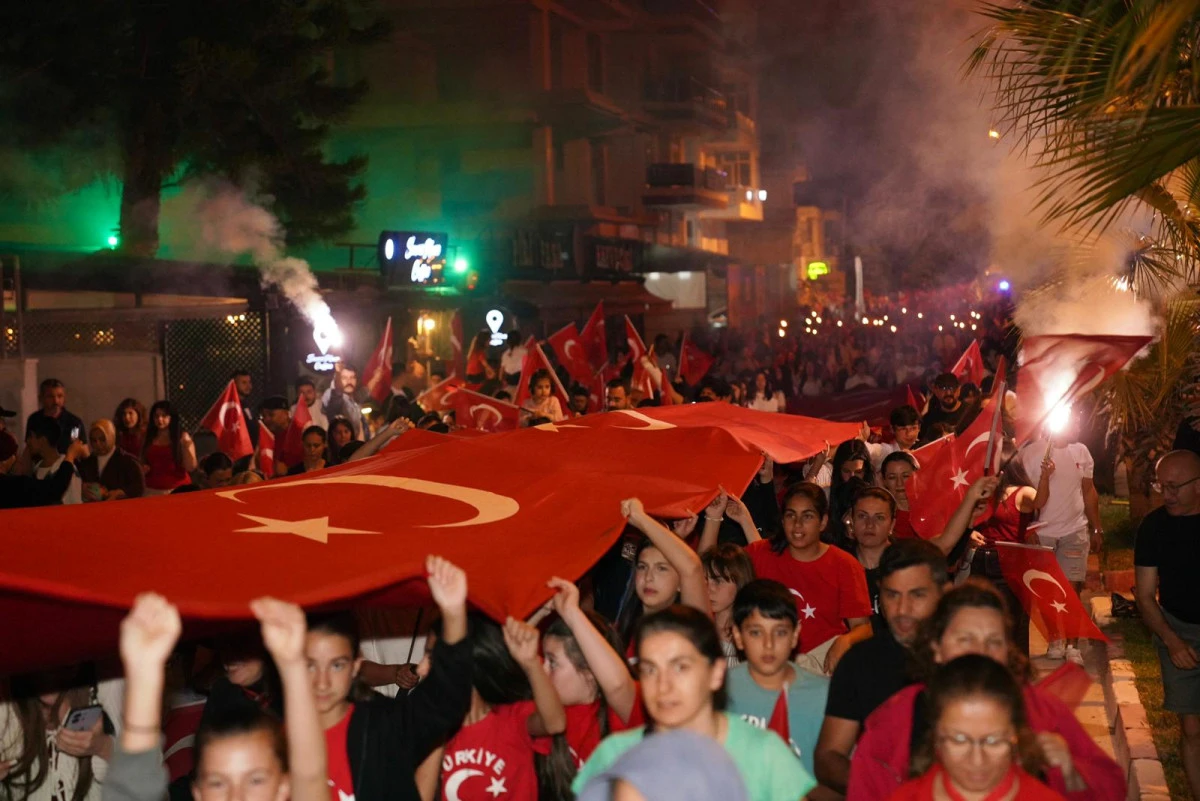 Finike&rsquo;de Coşkulu Fener Alayı: 19 Mayıs Ruhu Sokaklara Taştı!