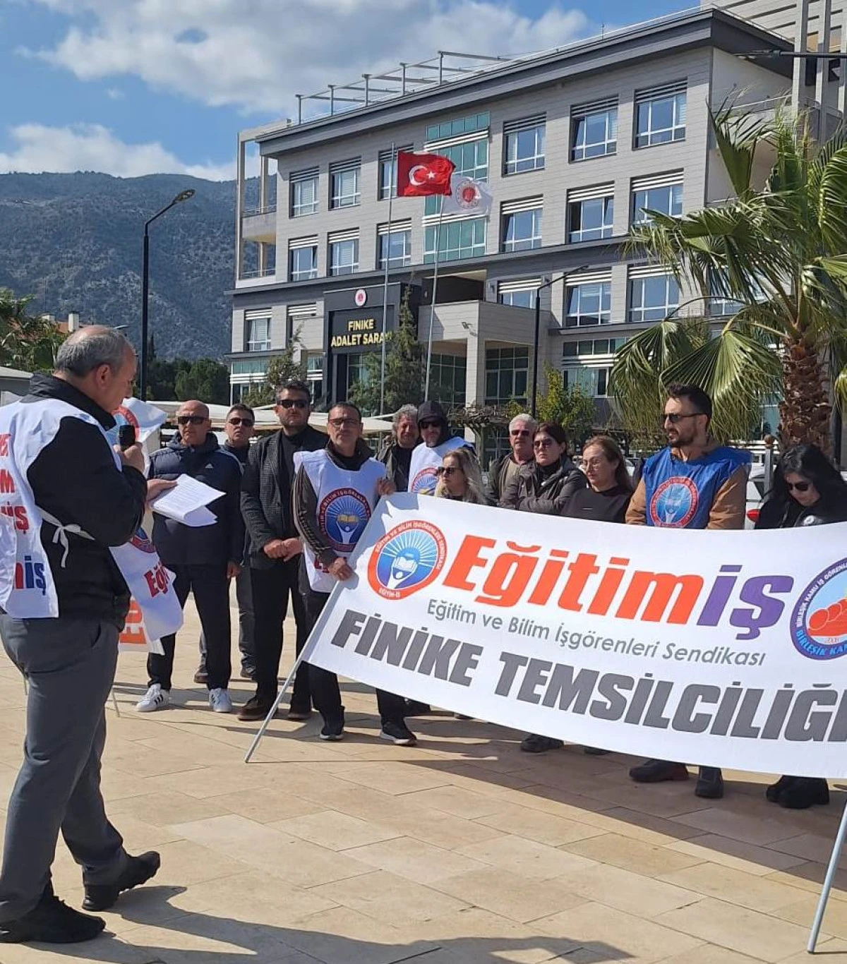 Finike&rsquo;de Eğitim-İş &Uuml;yelerinden İş Bırakma Eylemi