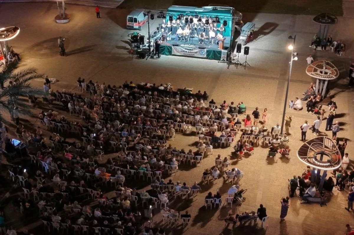 Finike&rsquo;de T&uuml;rk&uuml; R&uuml;zg&acirc;rı: Halk Eğitimi Merkezi Korosu Unutulmaz Bir Gece Yaşattı