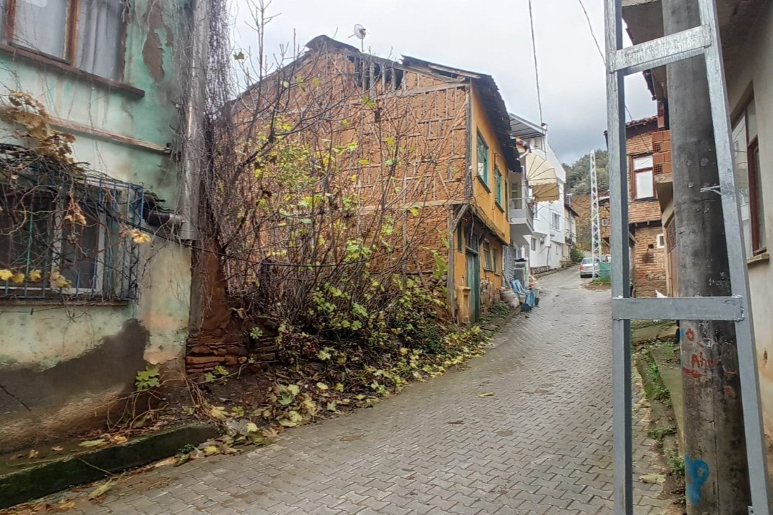 Gemlik Belediyesi'nden metruk bina temizliği