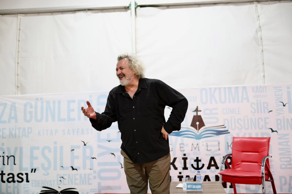 Gemlik Kitap Limanı&rsquo;nda M&uuml;fit Can Sa&ccedil;ıntı&rsquo;dan Kahkaha ve Anlam Dolu Bir Akşam
