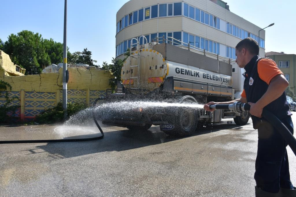 Gemlik'te dört koldan temizlik