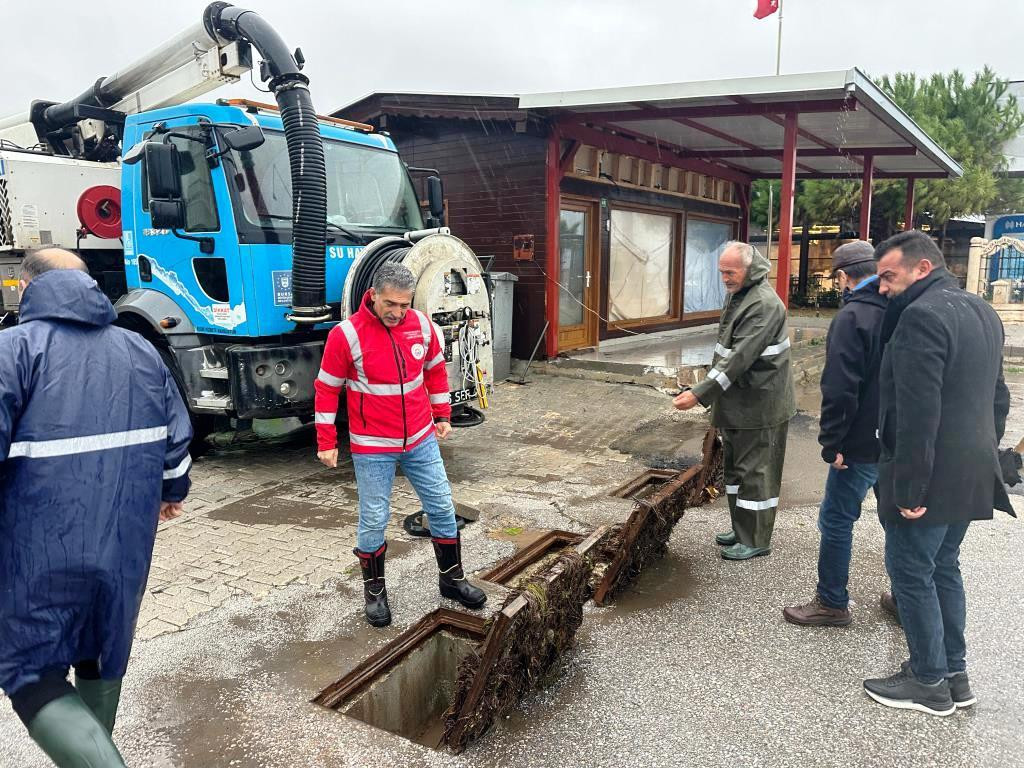 Gemlik'te sağanak taşkınına Başkan müdahalesi 