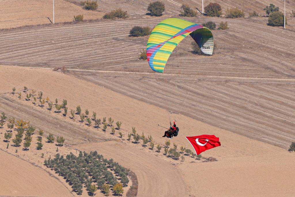 Gökyüzünde Ataya Saygı: 101 Yamaç Paraşütçüsü Cumhuriyet Coşkusunu Bilecik’te Kanatlandırdı!