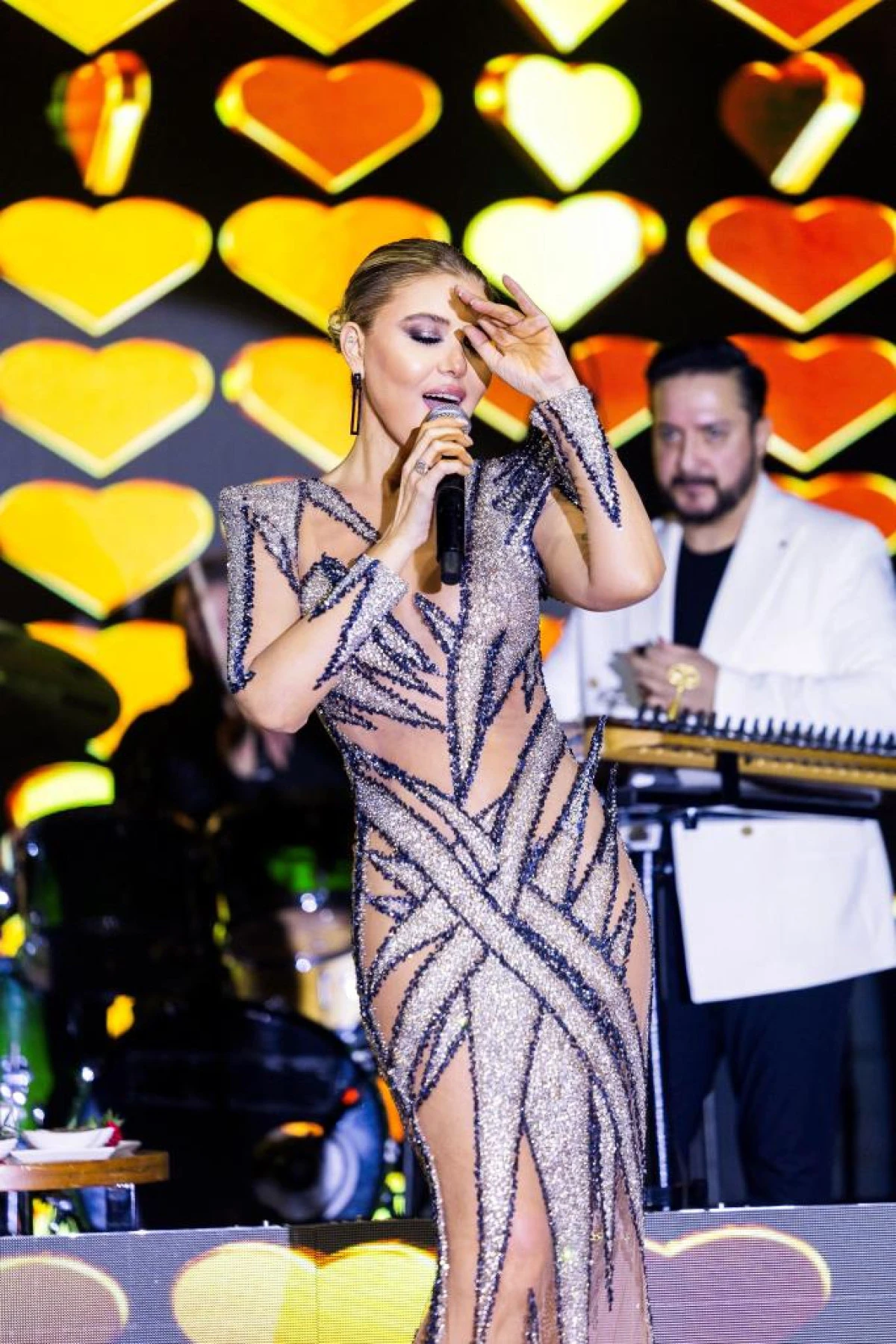 G&uuml;lben Ergen, yeni yılı İzmir&rsquo;de sahnede karşıladı. 