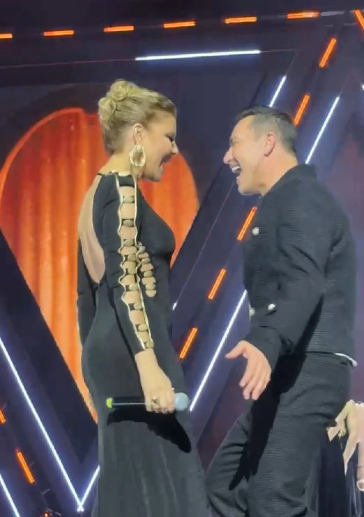 G&uuml;lben Ergen&rsquo;den &ldquo;Saygı 1 &ndash; Mustafa Sandal&rdquo; Gecesinde &lsquo;Şıkır Şıkır&rsquo; Performansı