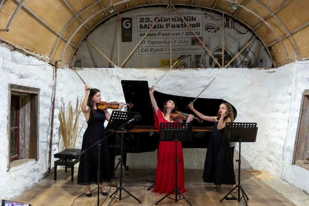 G&uuml;m&uuml;şl&uuml;k&rsquo;te Gen&ccedil; Kemancılardan M&uuml;zik Ziyafeti: "Kumda Keman" Konseri B&uuml;y&uuml;ledi