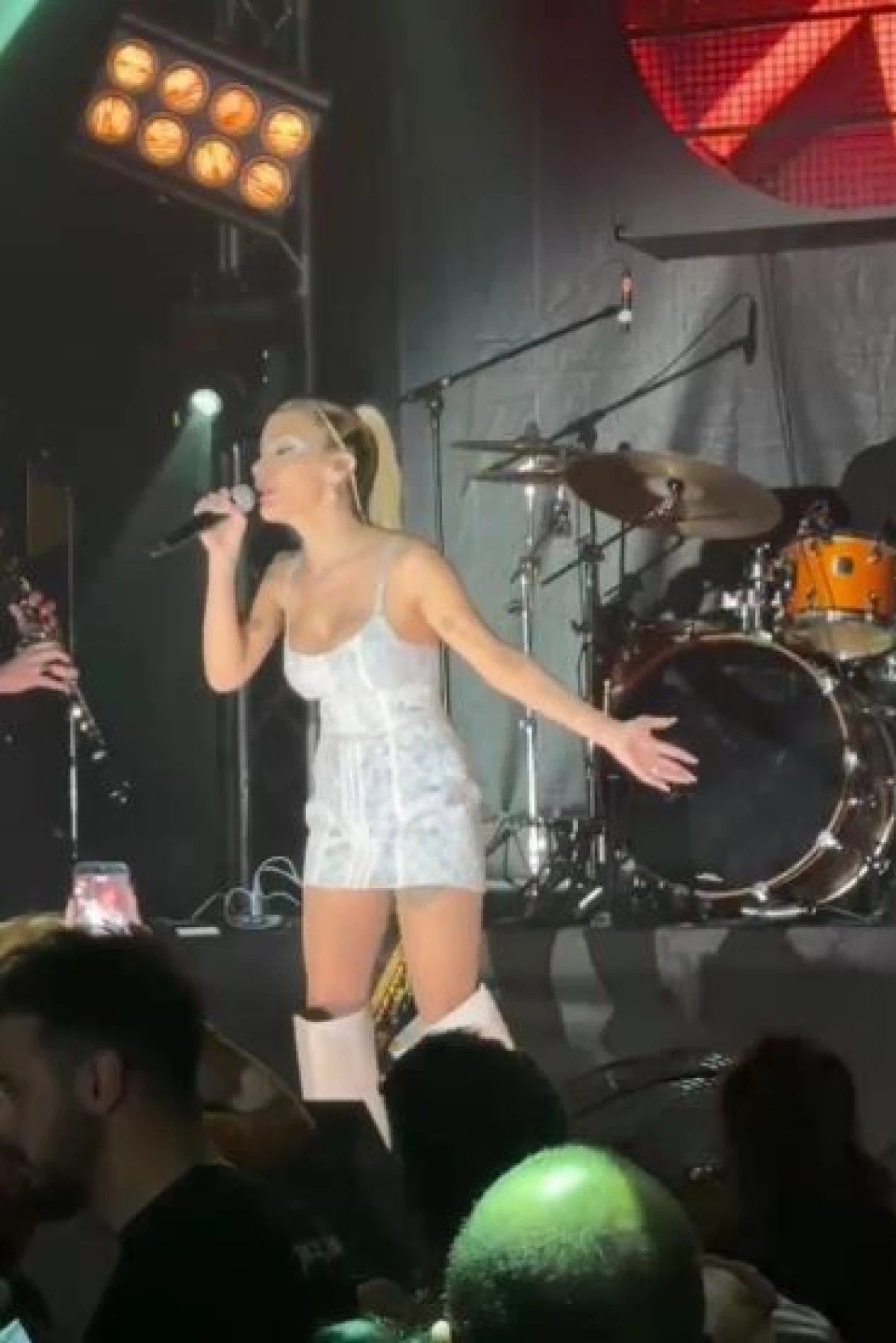 İrem Derici konser maratonuna hız kesmeden devam ediyor.