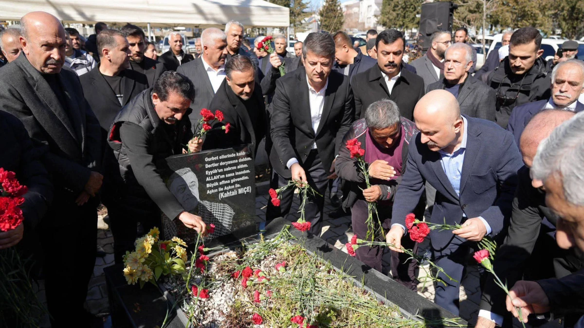 Kahtalı Mı&ccedil;e, vefatının birinci yılında kabri başında anıldı